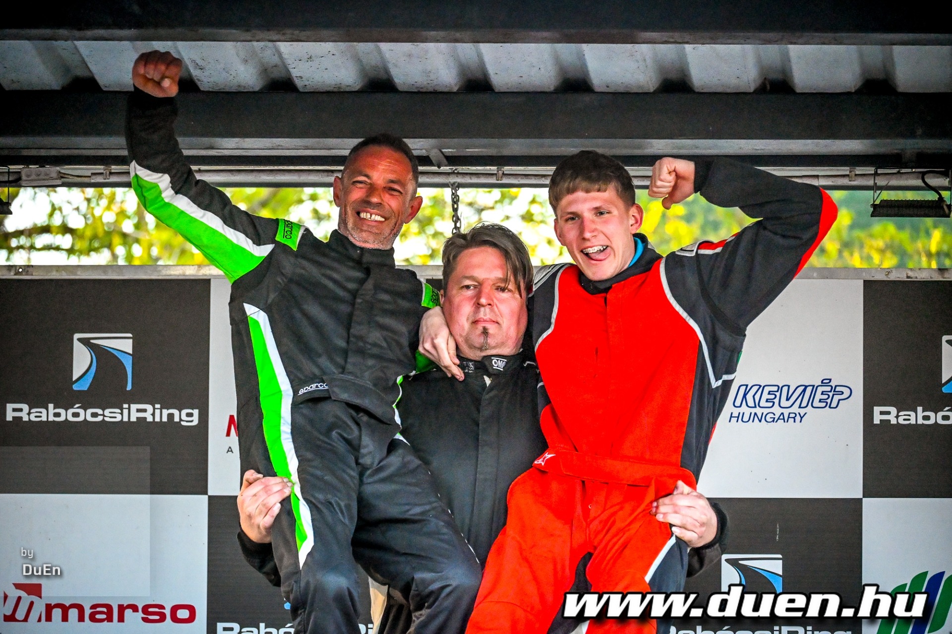 A bronzérmes Túróczi Richárd (Mandala) emeli magasba az első két helyezettet.